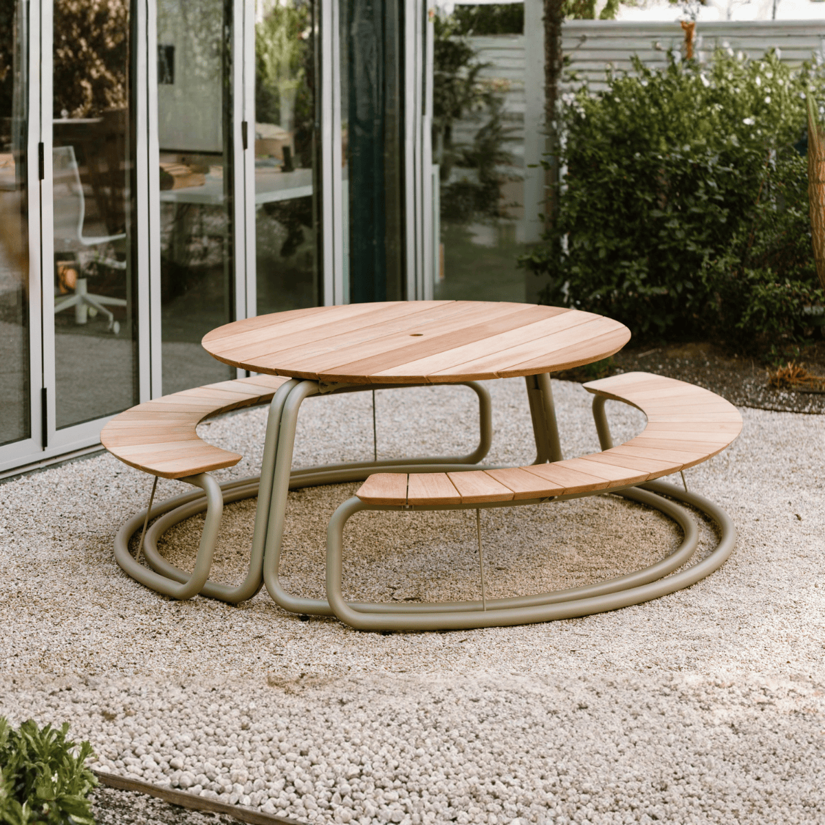 WÜNDER Light Grey / No Wünder The Circle Table and Bench Set