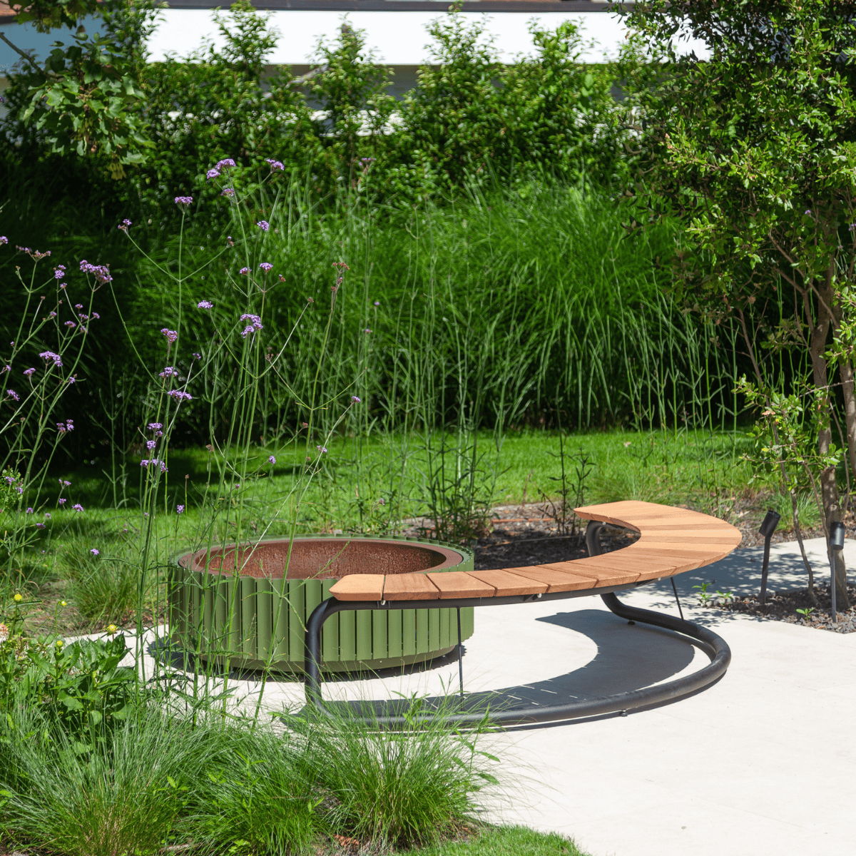 WÜNDER Jett Black Wünder The Bow Outdoor Semi-Circle Bench